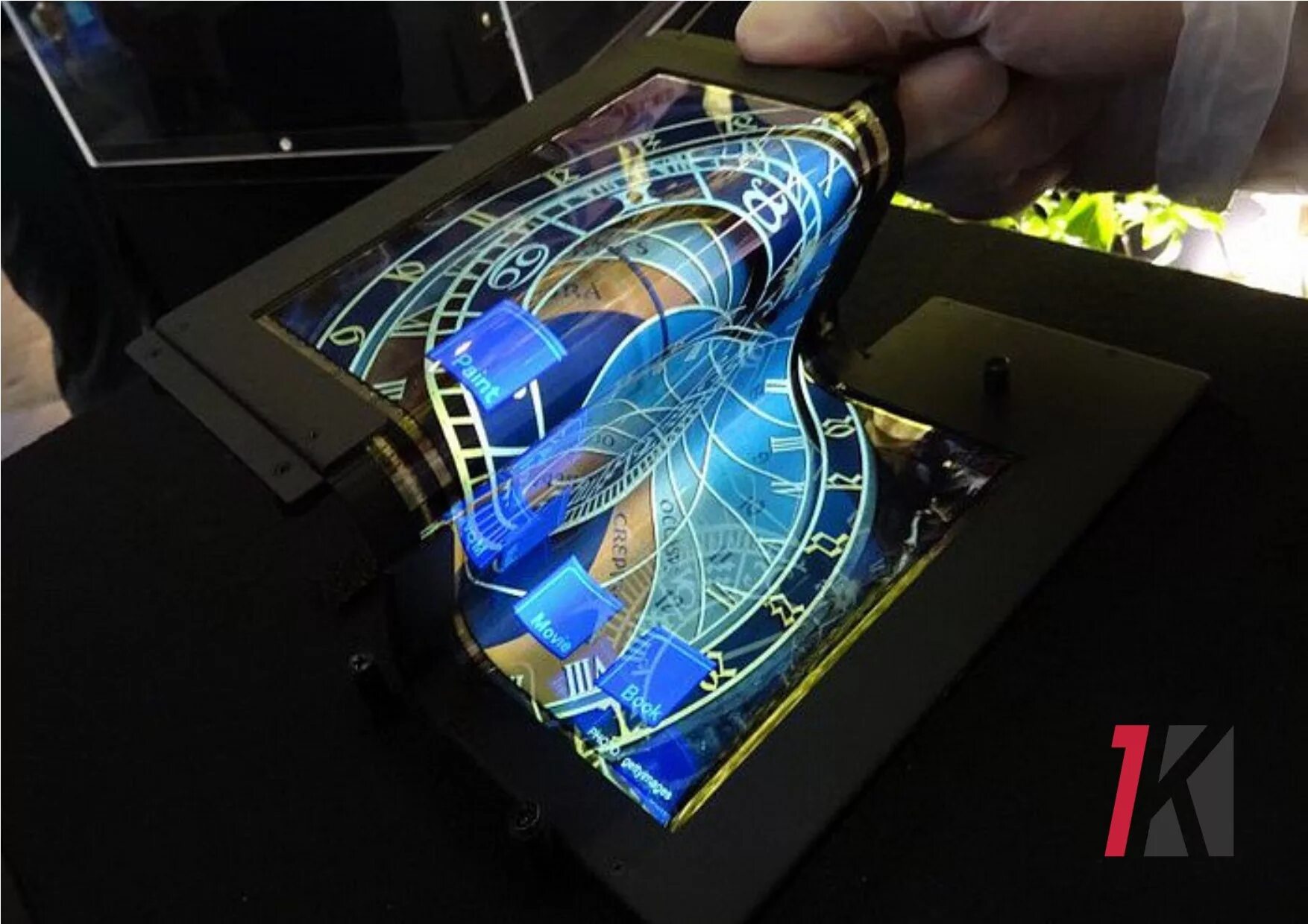 Oled сенсорный экран. Гибкая электроника олед дисплеи. гибкий oled дисплей. прозрачный гибкий дисплей. гибкий монитор.