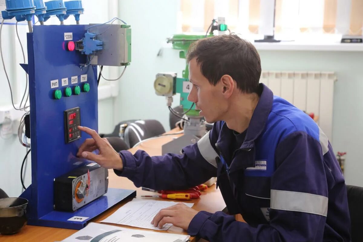 Наладчик контрольно-измерительных приборов и автоматики. Слесарь наладчик контрольно измерительных приборов и автоматики. Слесарь киповец. Наладчик оборудования. Слесарь наладчик кипиа.