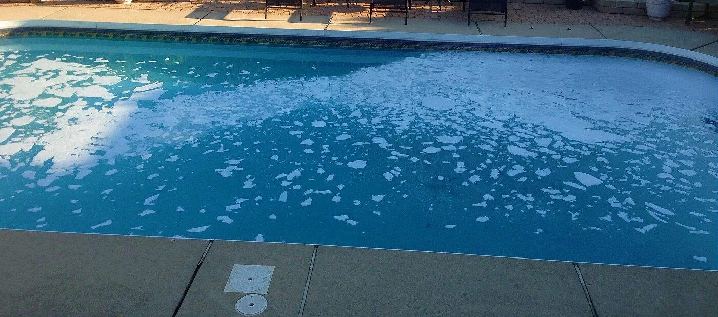 Бассейн с соленой водой. Вода в бассейне. Пена в бассейне. Пенный бассейн. Коричневая вода в бассейне.