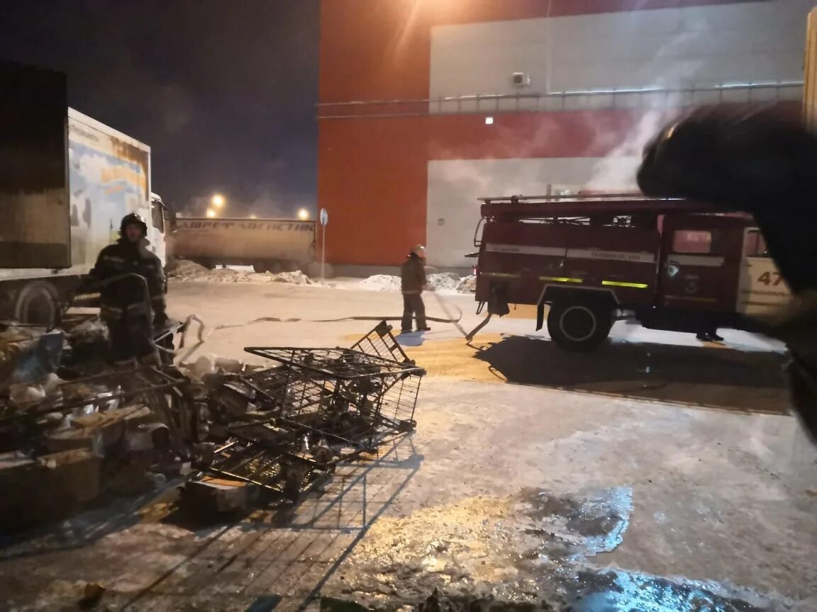 Сгоревший склад магнит. Пожар в Новоалексеевском Первоуральск. РЦ магнит пожар фото. Пожар около магнита в Полтавке. Что случилось в екб