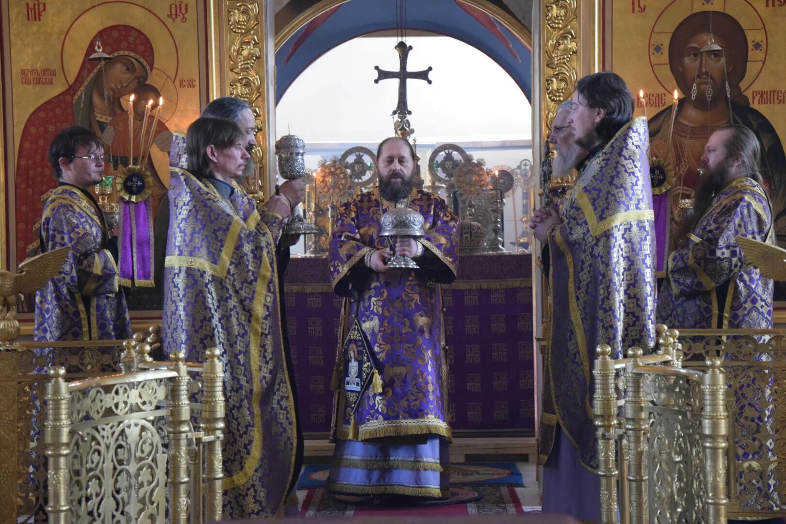 святые новомученики фотографии. богослужение 40 севастийских мучеников. литургия преждеосвященных даров причащение. святые новомученики фотографии. сорок мучеников севастийских богослужение.