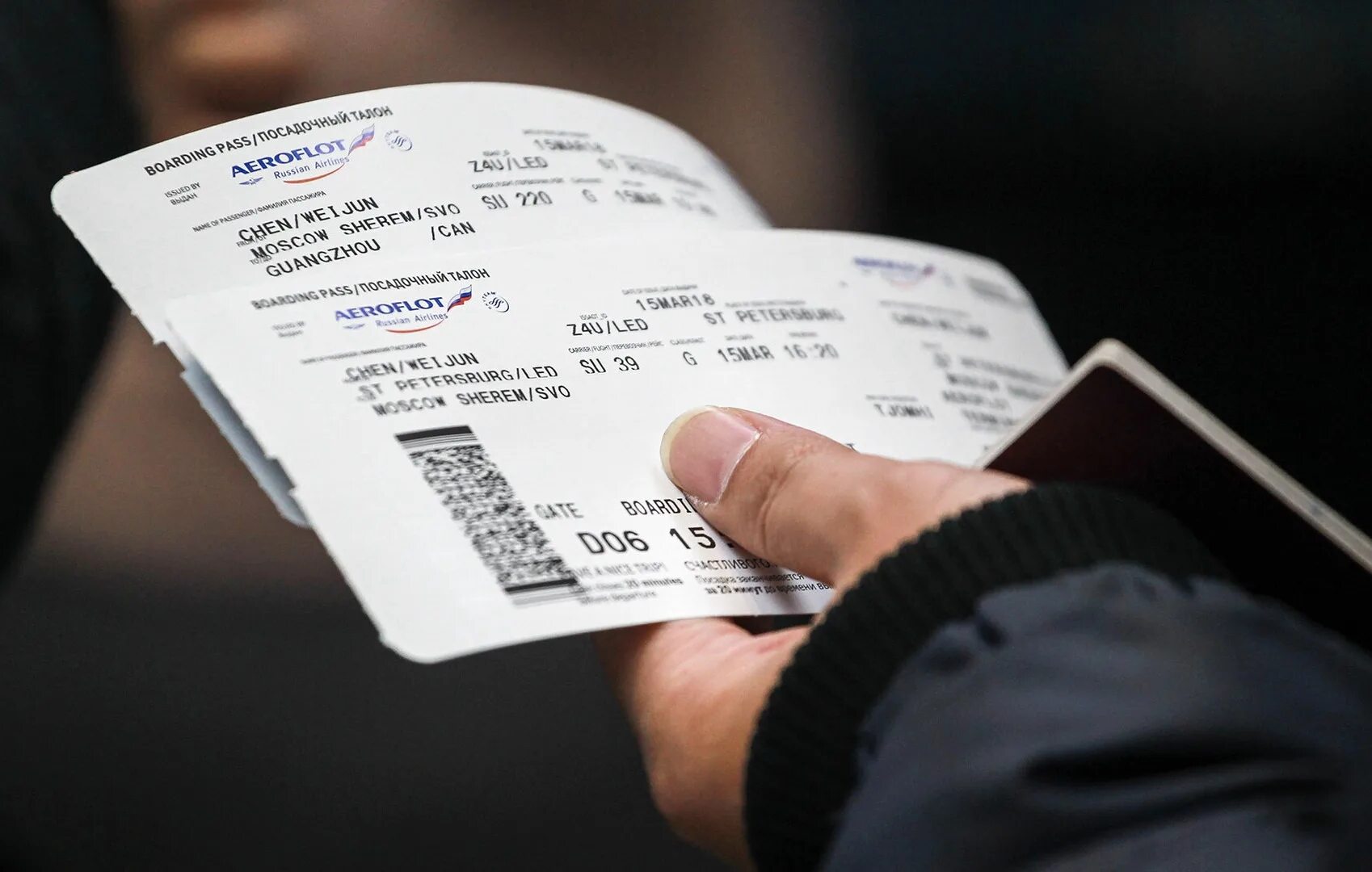 Авиа билет россия. Авиабилеты фото. Билеты на самолет. Билет на самолет картинка. Фото авиабилетов в руках.