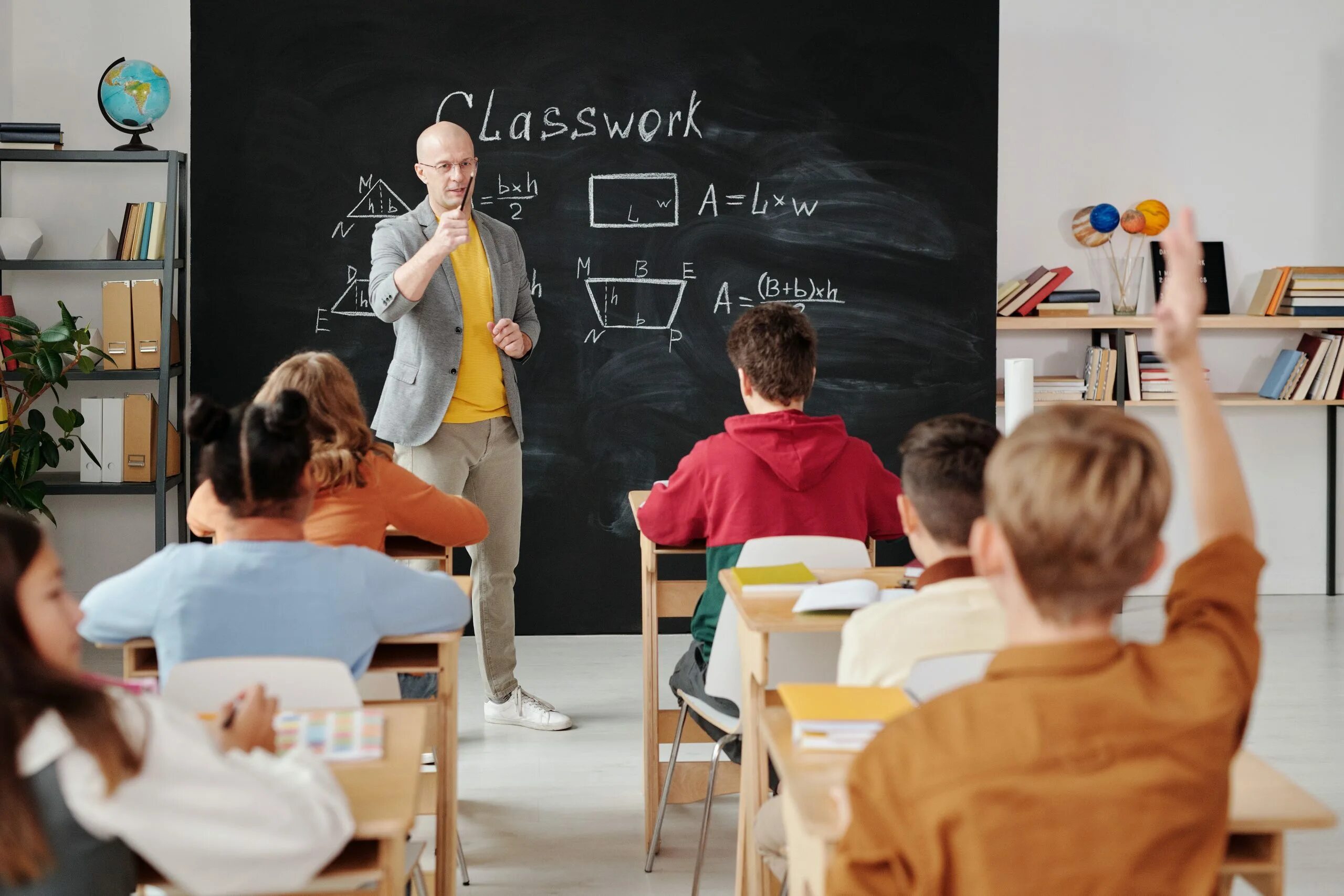 The teacher wants the students. Школа современного учителя. Урок в классе. Учитель в школе. Современный ученик.