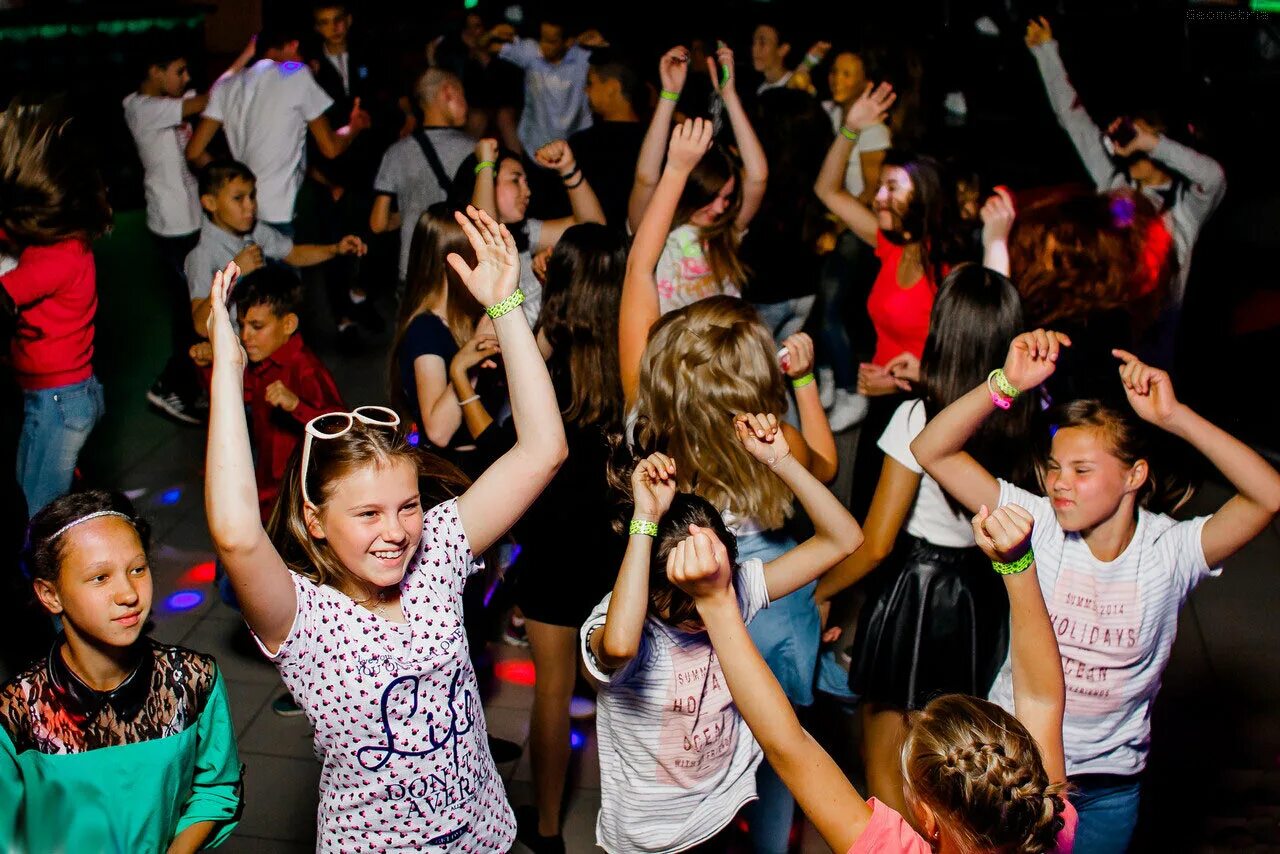 Школьная дискотека. Дискотека. Детская вечеринка. Молодежная дискотека. Люди на вечеринке.