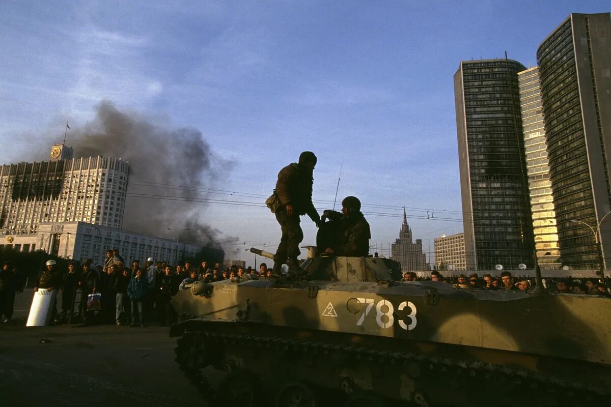 Белый дом Москва 1993 обстрел. Путч 1993. Путч 1991 белый дом обстрел. Путч 1991 танки белый дом.