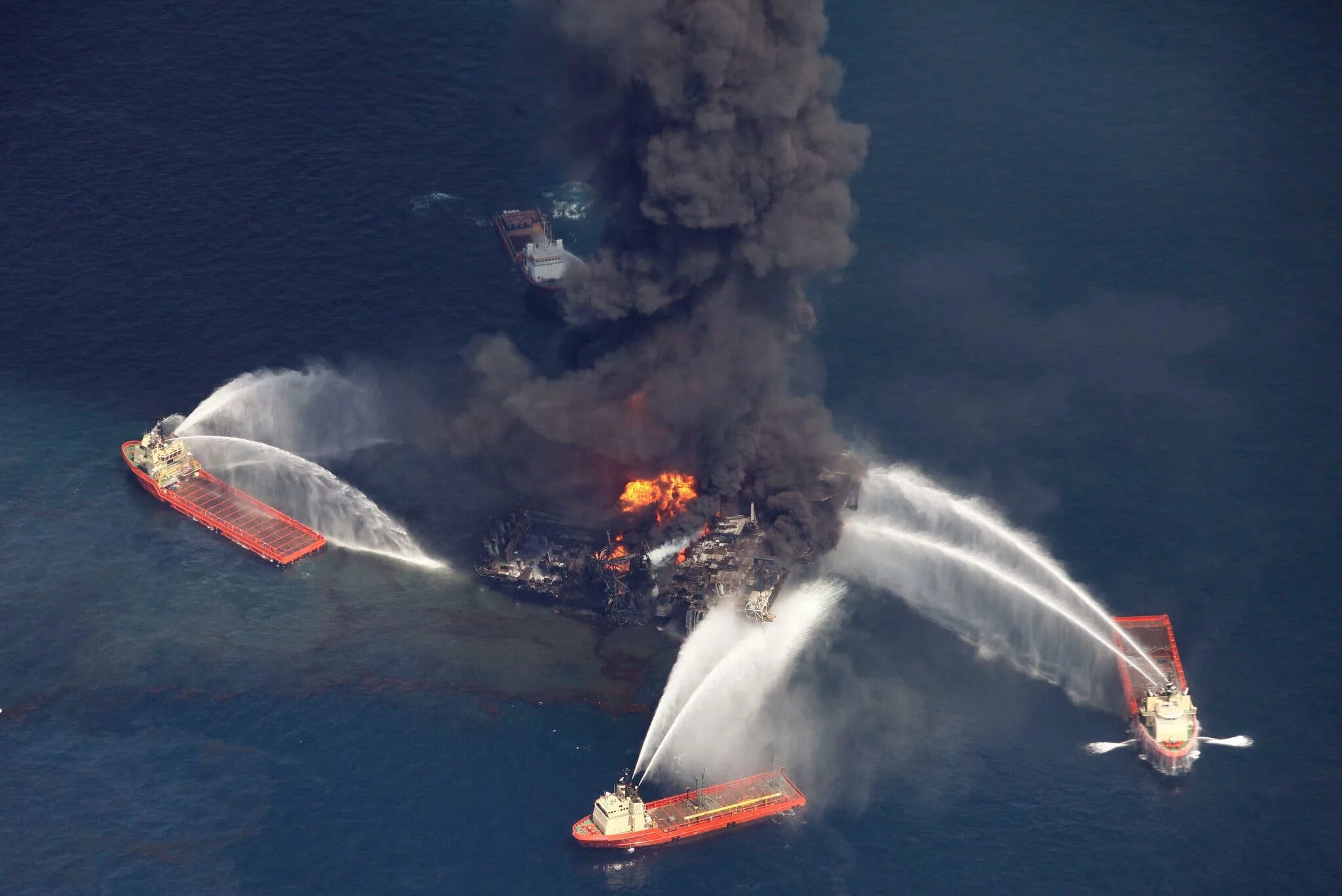 Авария на буровой платформе глубоководный горизонт. Авария платформы deepwater horizon в 2010. Глубоководный горизонт причины. British petroleum разлив нефти. Глубоководный горизонт причины.