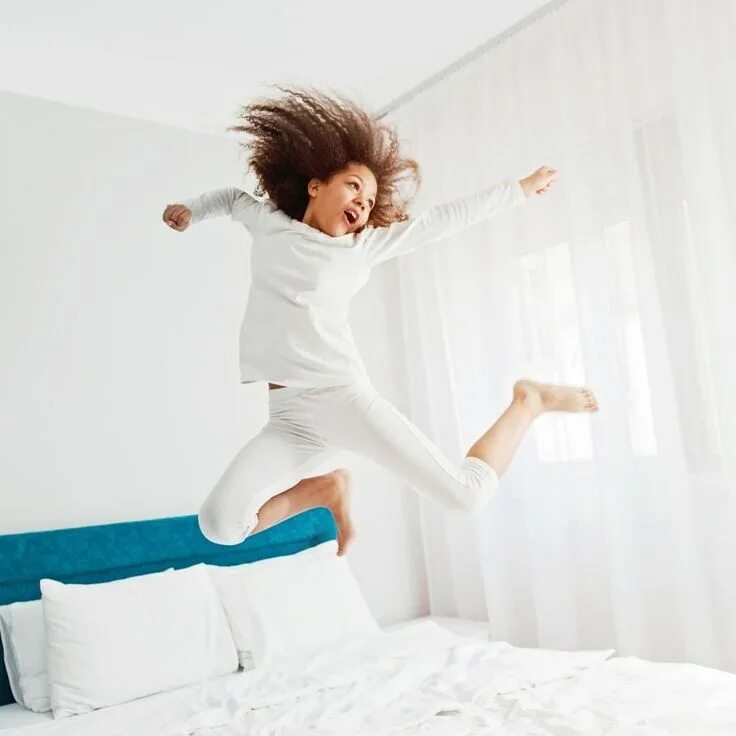 Детки прыгают на кравати. Девочка прыгает на кровати. Малыш прыгает на кровати. Дети прыгают на кровати. Прыгать на кровати.