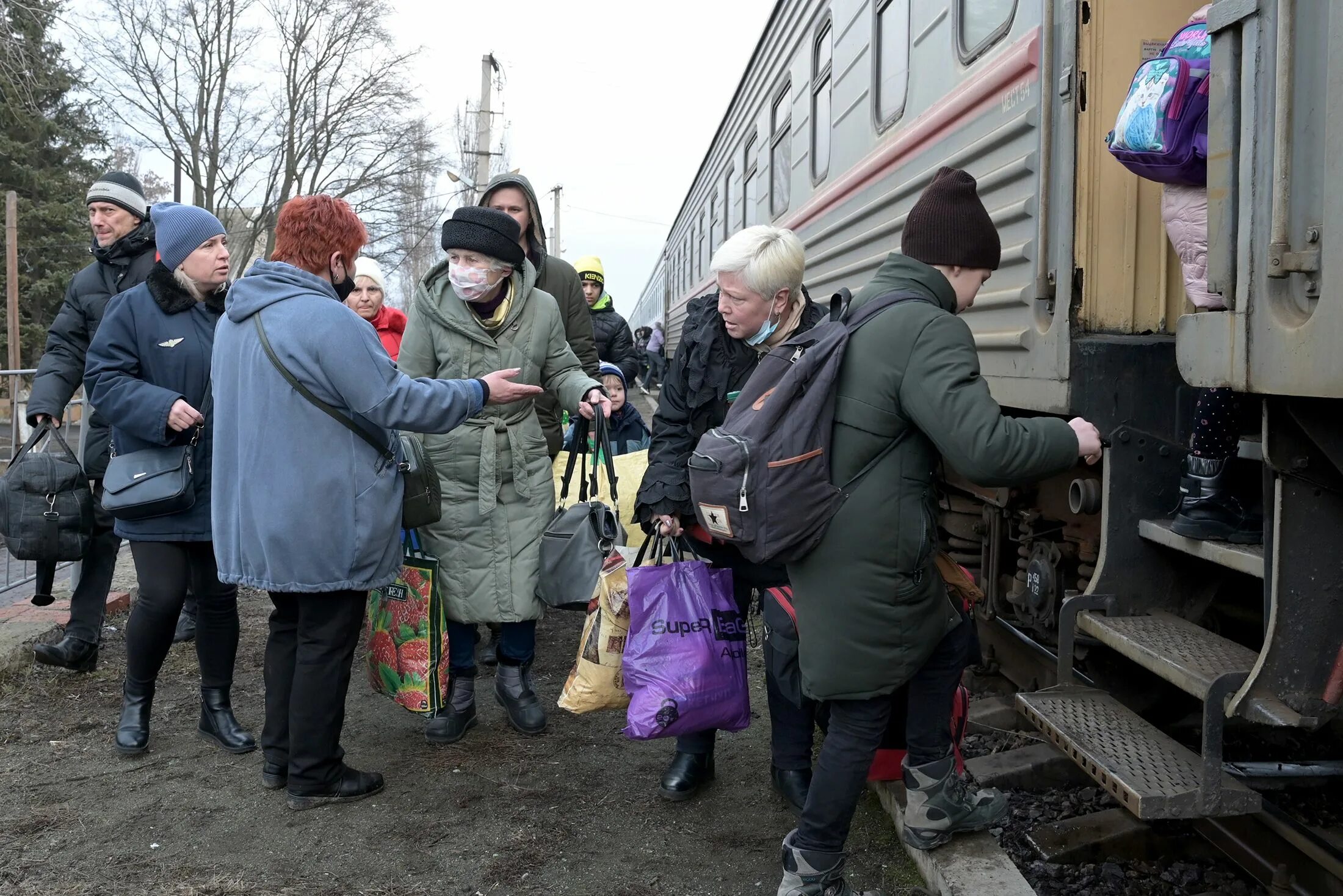 Эвакуированные из Донбасса. Беженцы с Донбасса. Поезд с беженцами. Беженцы из Донбасса в Россию.