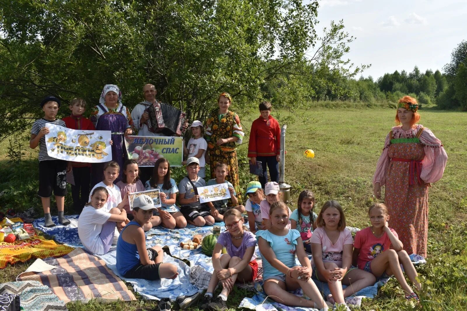 Посиделки на спас. Фольклорный праздник медовый спас. С праздником медовый спас. Медовый спас для детей.