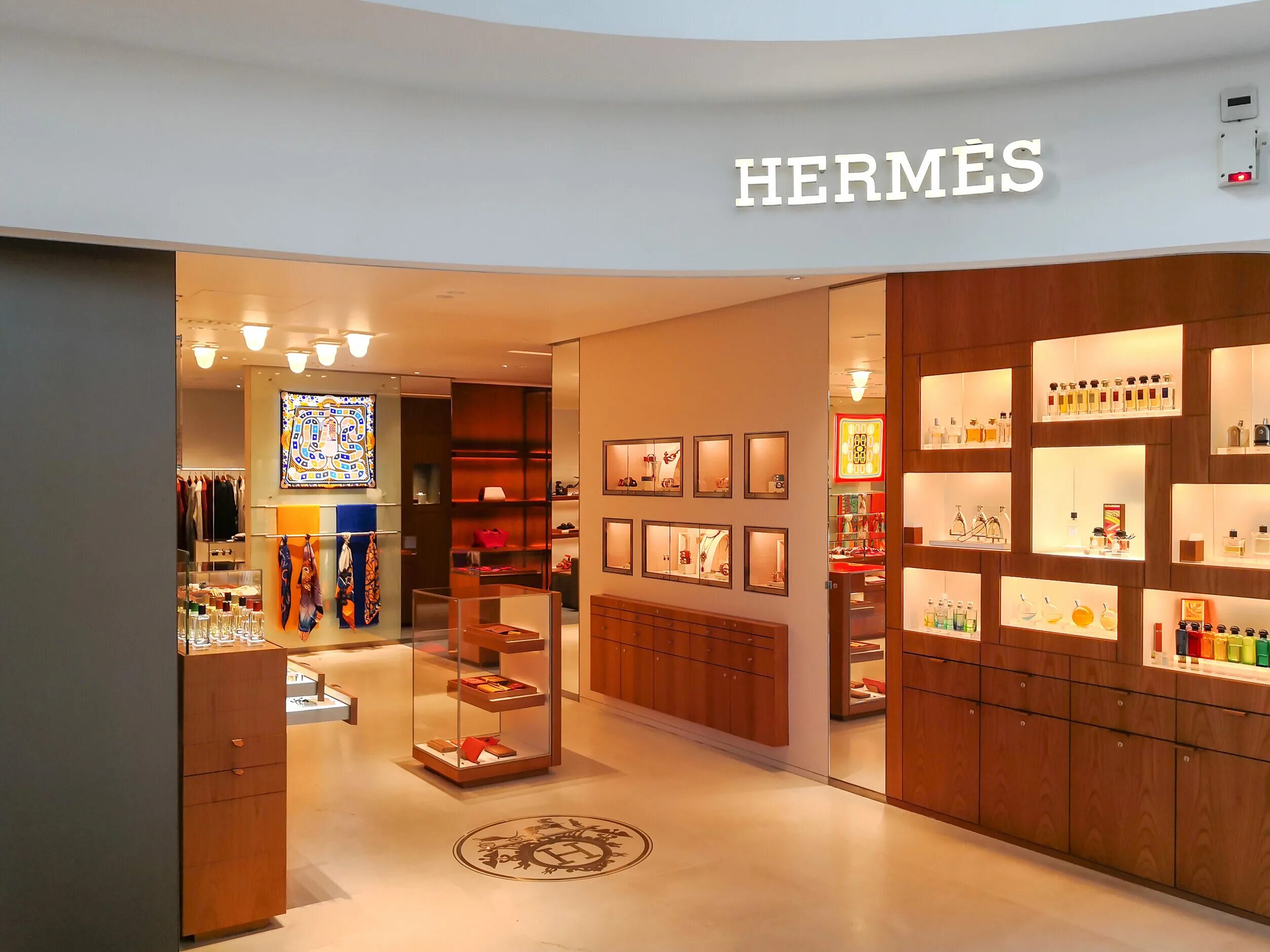 Гермес товар. Hermes магазин 1837. Магазин Хермес. Бутик Hermes в Амстердаме. Первый магазин Hermes.