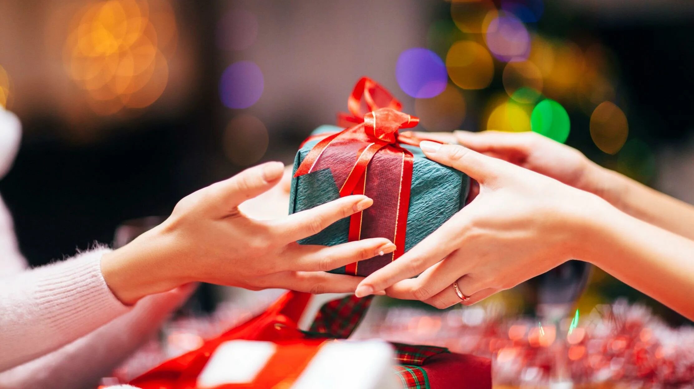 1 shopping for present. Подарок в руках. Дарение подарков на новый год. Вручает подарок. Человек с подарком в руках.