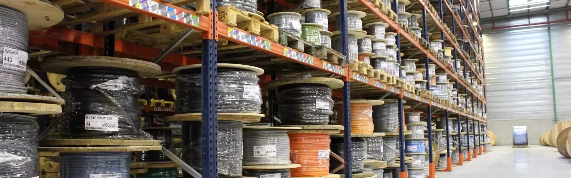 Торговое оборудование для кабельной продукции. Аввг 4х185. Барабан для кабеля. Стойка для катушек с кабелем. Стеллаж для катушек с кабелем.
