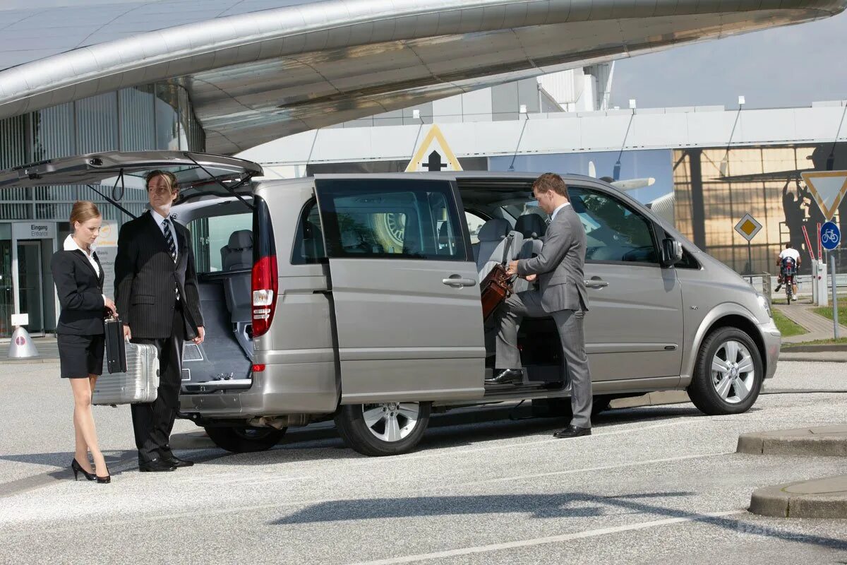 Mercedes-Benz Viano трансфер. Трансфер минибас. Трансфер минивэн. Минивэн с пассажирами.