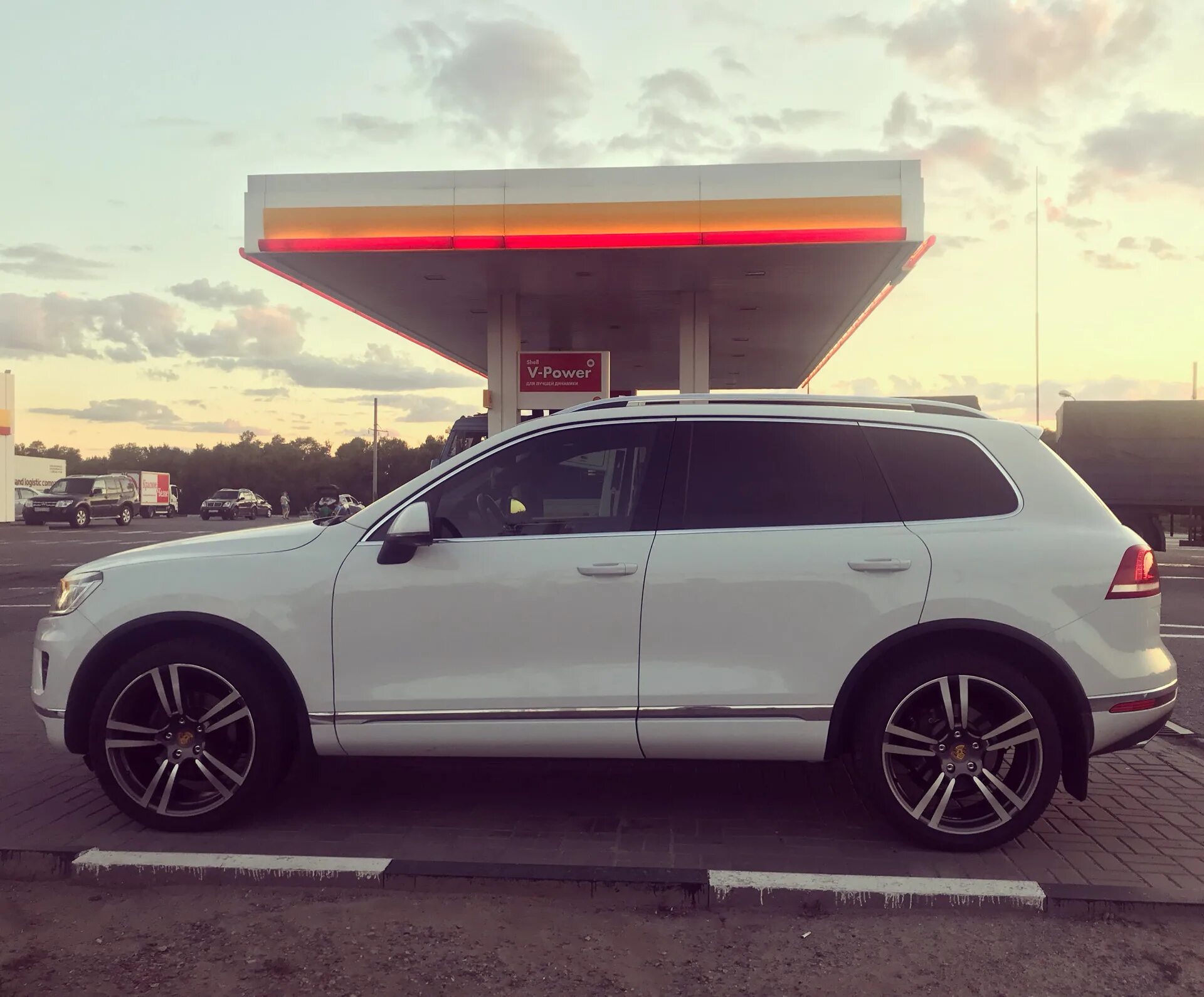Туарег колеса r21. Volkswagen touareg r line r21. Диски на touareg nf r21. Vw touareg r20. Туарег колеса r21.