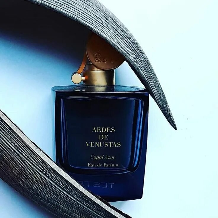 Corinne cobson духи. Парфюмерная вода aedes de venustas palissandre d or. Aedes de venustas дюшофур. Aedes de venustas copal azur старая версия флакона. Copal azur.