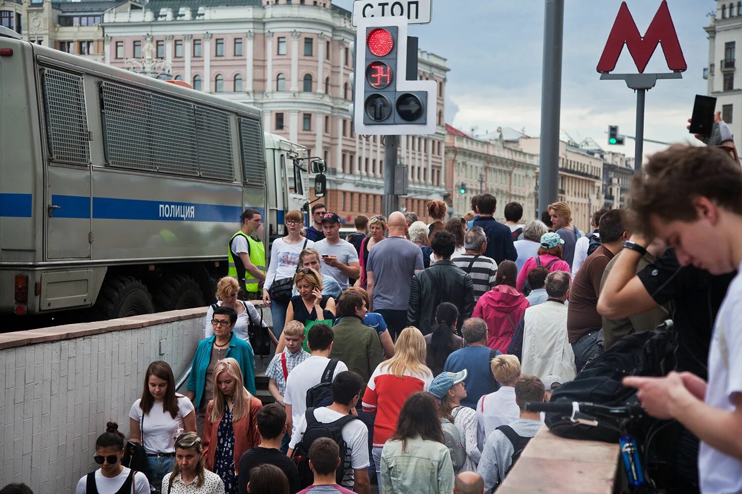 1 июня 2026. Час пик в Москве. Московское метро час пик. Часы пик в Московском метро. Люди в Москве в час пик.