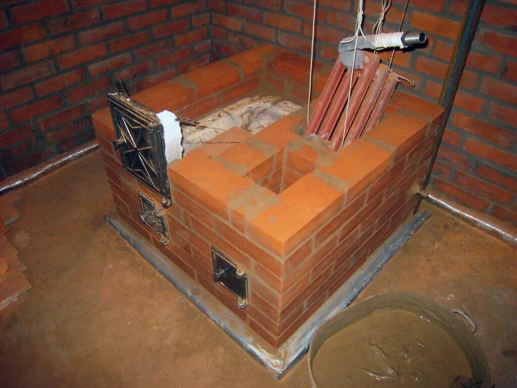 Котел из кирпича для дома. Печь кузнецова кирпичная с водяным контуром. печка с котлом водяного отопления. печь с котлом водяного отопления. печь из кирпича с водяным котлом.