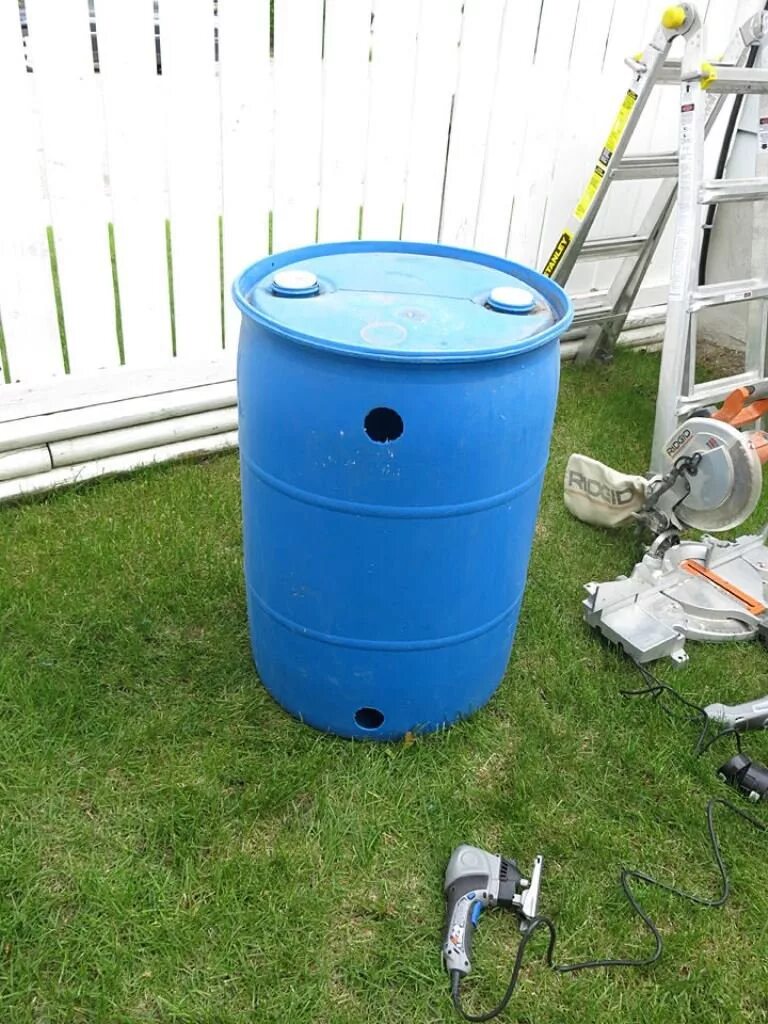 Бочка для воды для полива огорода. Система для полива из бочек 200л. Система сбора дождевой воды в 200 литровые бочки. Кессон из бочки 200 литров. Система сбора дождевой воды для полива.