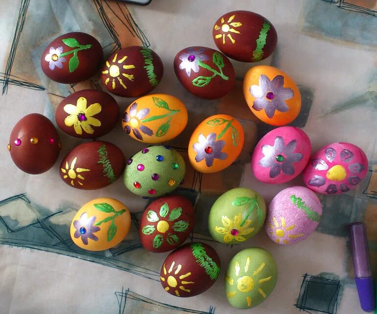 Как раскрасить яйцо. Раскрашивание яиц на пасху. Яйца пасхальные для раскрашивания красками. Разрисованные яйца на пасху. Украшение яиц маркером.