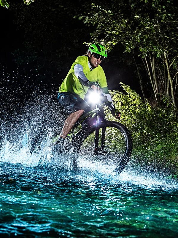 Велосипед на воде. Водный Bike. Брызги от велосипеда. Вода спорт. Water bike