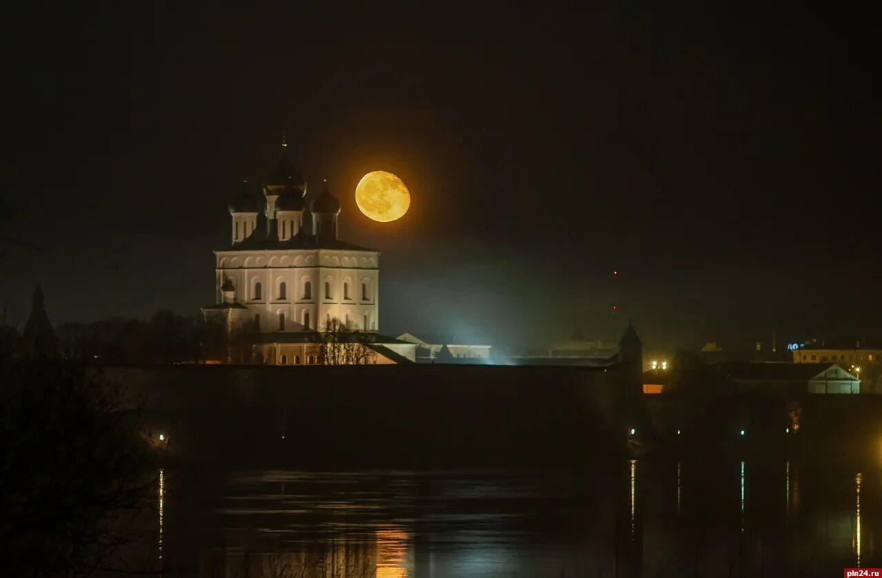 Луна 10 апреля 2024 года. Псков кремль. полнолуние фото. фотографии луны. луна над кремлем.