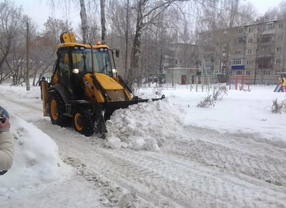 трактор для уборки снега d. механизированная уборка снега мтз 82. трактор снег. отвал передний поворотный ппо-2,5 "медведь". трактор для чистки дорог.