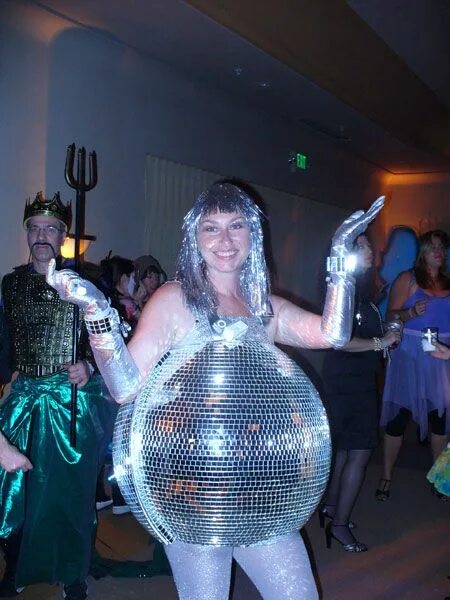 Костюм в шаре. Костюм диско шара. Платье диско шар. Космический костюм из шариков. Костюм как диско шар.