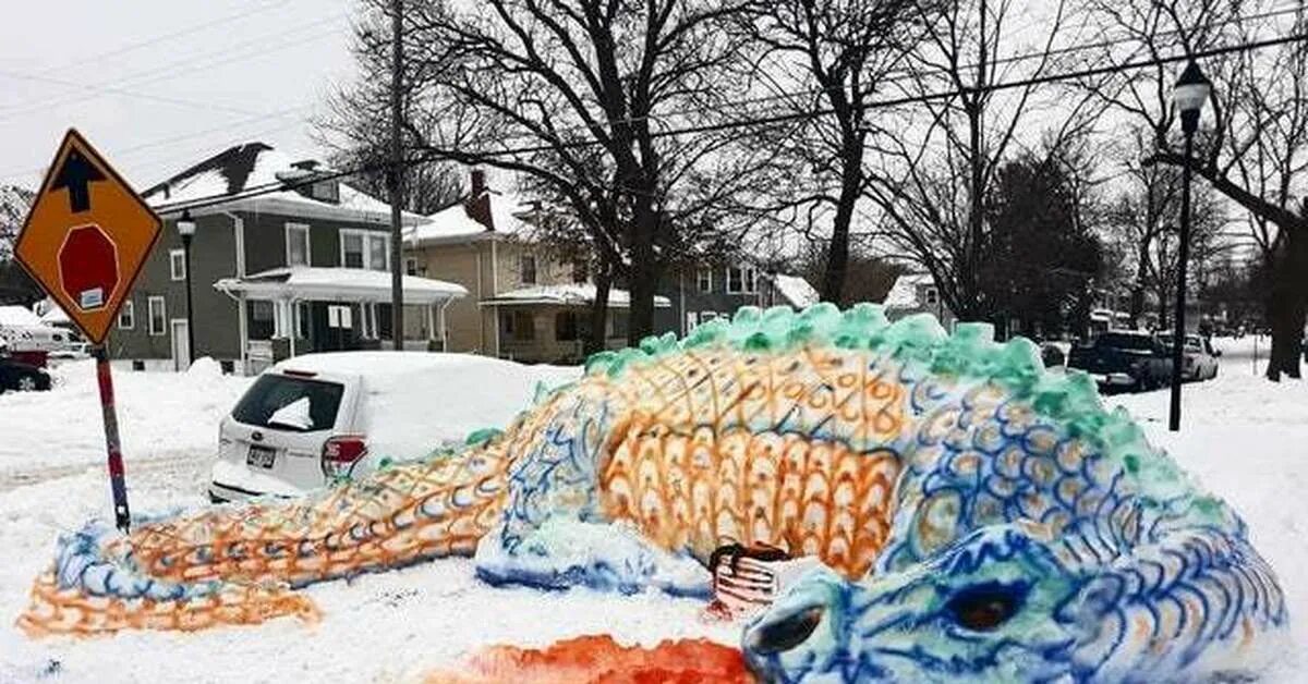 Снежная фигура дракон. Фигура дракона из снега. Снежная скульптура дракона. Скульптура дракона из снега.