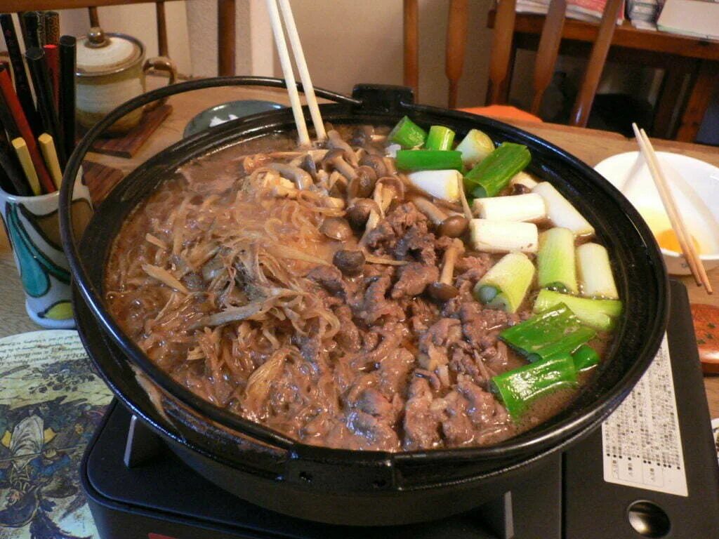 Кодзуки сукияки. Сукияки япония. Сукияки блюдо. Японская кухня сукияки. Сукияки набэ.