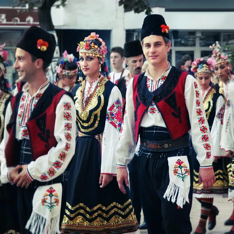 Народы восточной группы. Национальный костюм Румынии. Национальный головной убор Румынии. Румынский национальный костюм. Румынская Национальная одежда.
