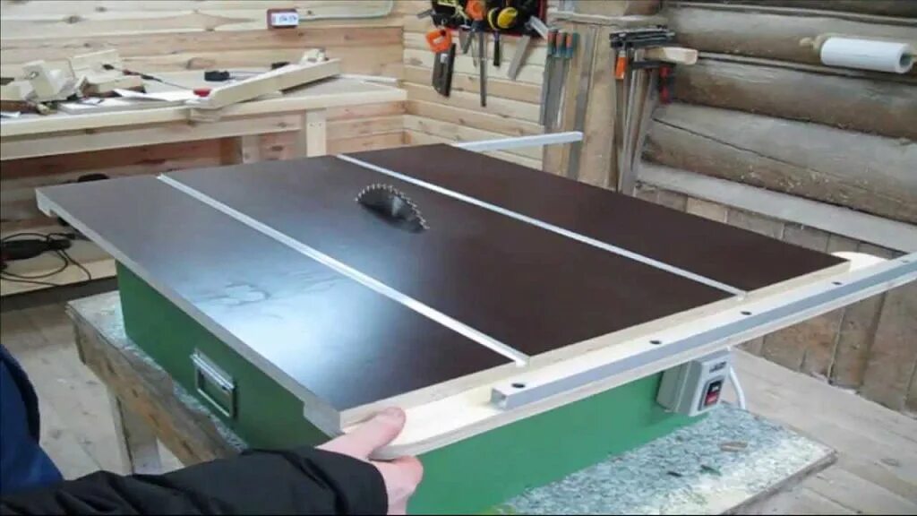 Расширитель стола для распиловочного станка зубр. Распиловочный стол евдокимова владимира. Циркулярный станок размер стола 50х57. Распиловочный стол для циркулярной. Столик для циркулярной пилы.