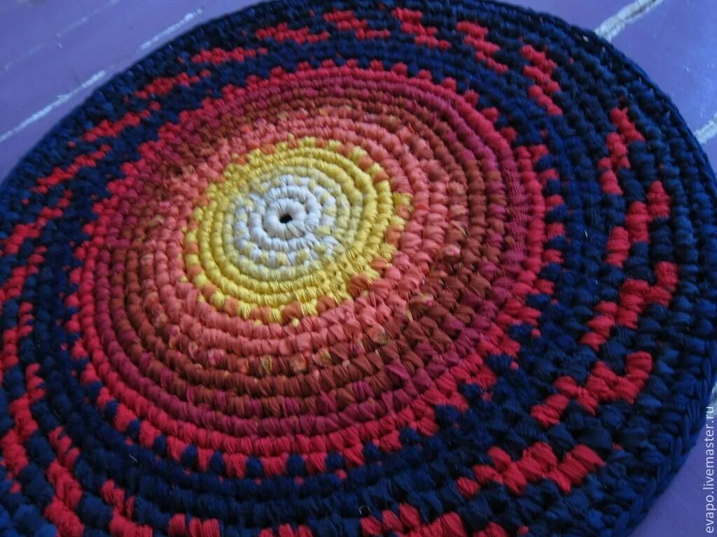 вязаные коврики. чудо творим вязание крючком коврик. коврик из остатков пряжи. чудо творим с викторией александровой коврик. овальный коврик из пакетов для мусора.