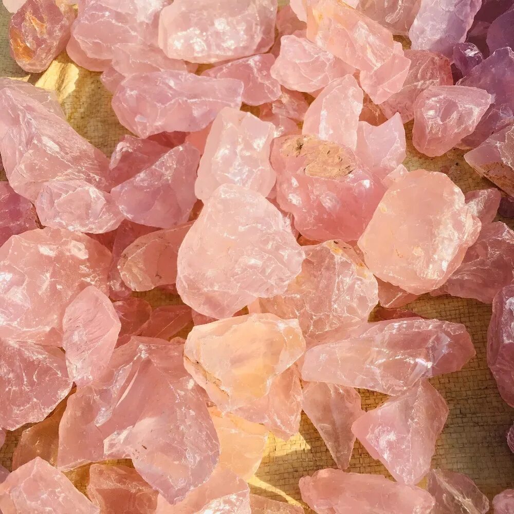 Розовый камень. Розовые камни натуральные. Розовый кварц. Розовый кварц драгоценный.