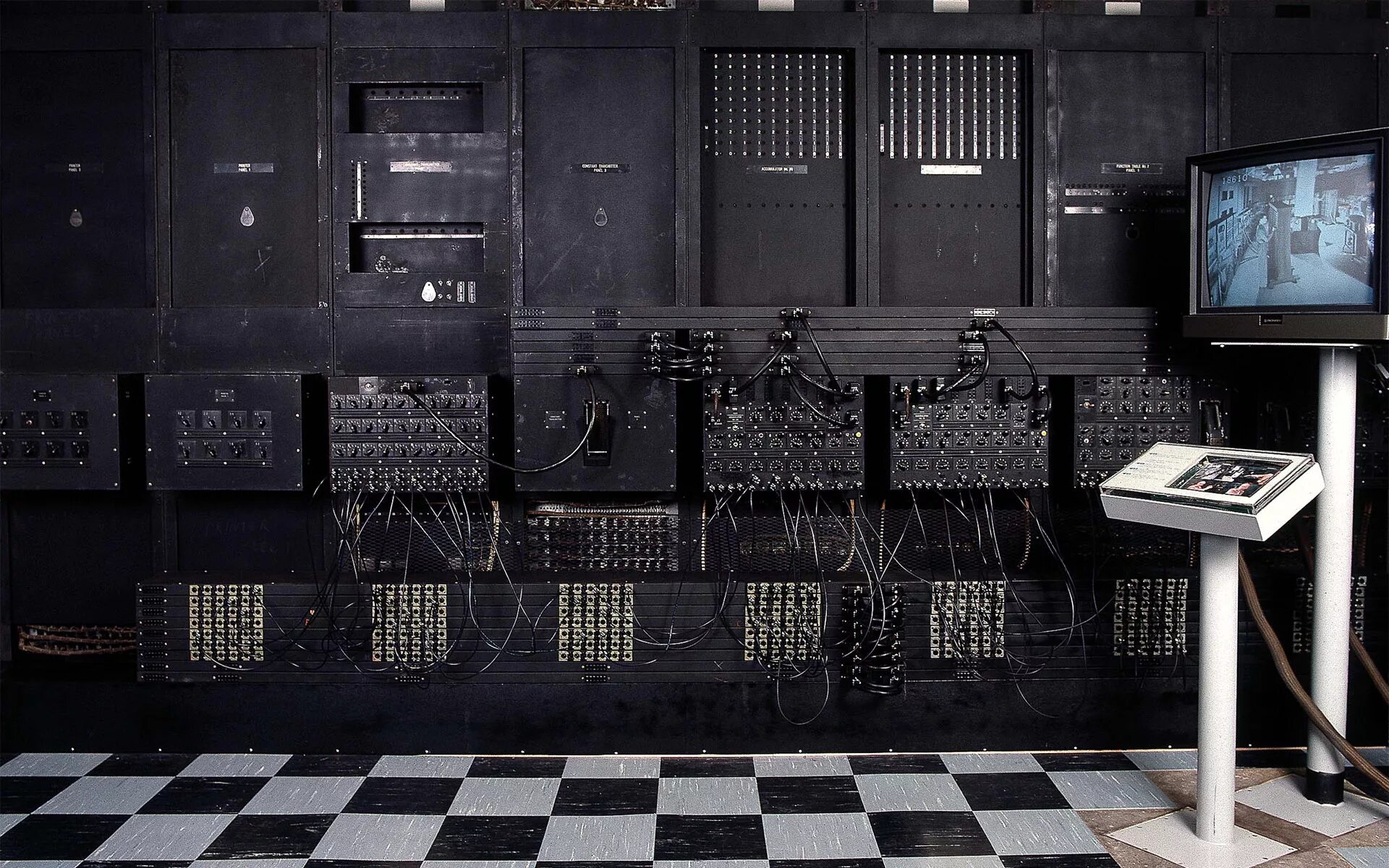 Эвм мир 3. Eniac компьютер. Компьютер Eniac 1946. Первый компьютер ЭНИАК. Eniac первый компьютер.
