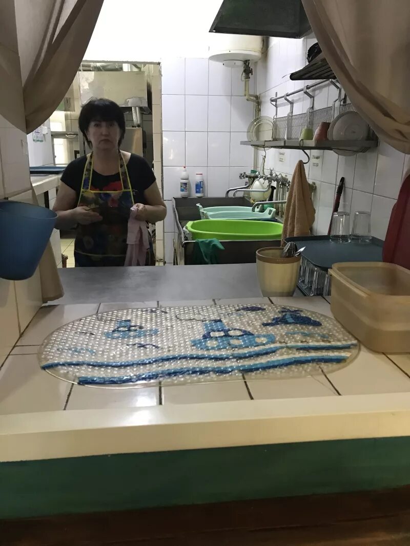 Мойщица посуды рисунок. Мойщица посуды. Требуется мойщица посуды. Работа мойщица посуды новосибирск. Мойщица посуды в школьную столовую.