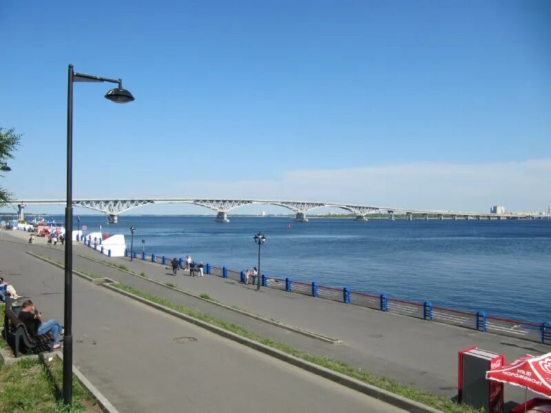 Названия набережных. Названия набережных. Астрахань набережная волги. У набережной. Вторая набережная тюмень.