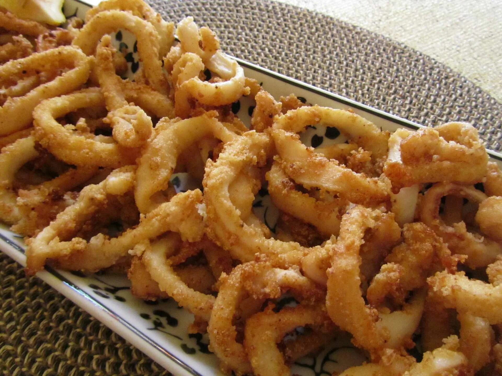Свежие кальмары рецепт. Жареный кальмар. Жареные кольца кальмара. Жареные щупальца кальмара. Кольца кальмара блюдо.