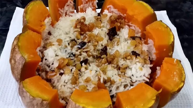 Тыква запеченная в духовке целиком с рисом. Тыква с рисом в духовке. тыква с рисом и сухофруктами. тыква запеченная с сухофруктами. тыква запеченная с рисом.
