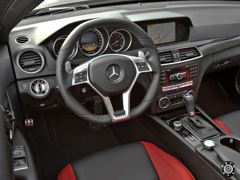 Mercedes Benz c63 AMG салон. Mercedes c63 AMG Coupe салон. C63 AMG w204 Coupe салон. Mercedes c63 AMG 2012 салон.
