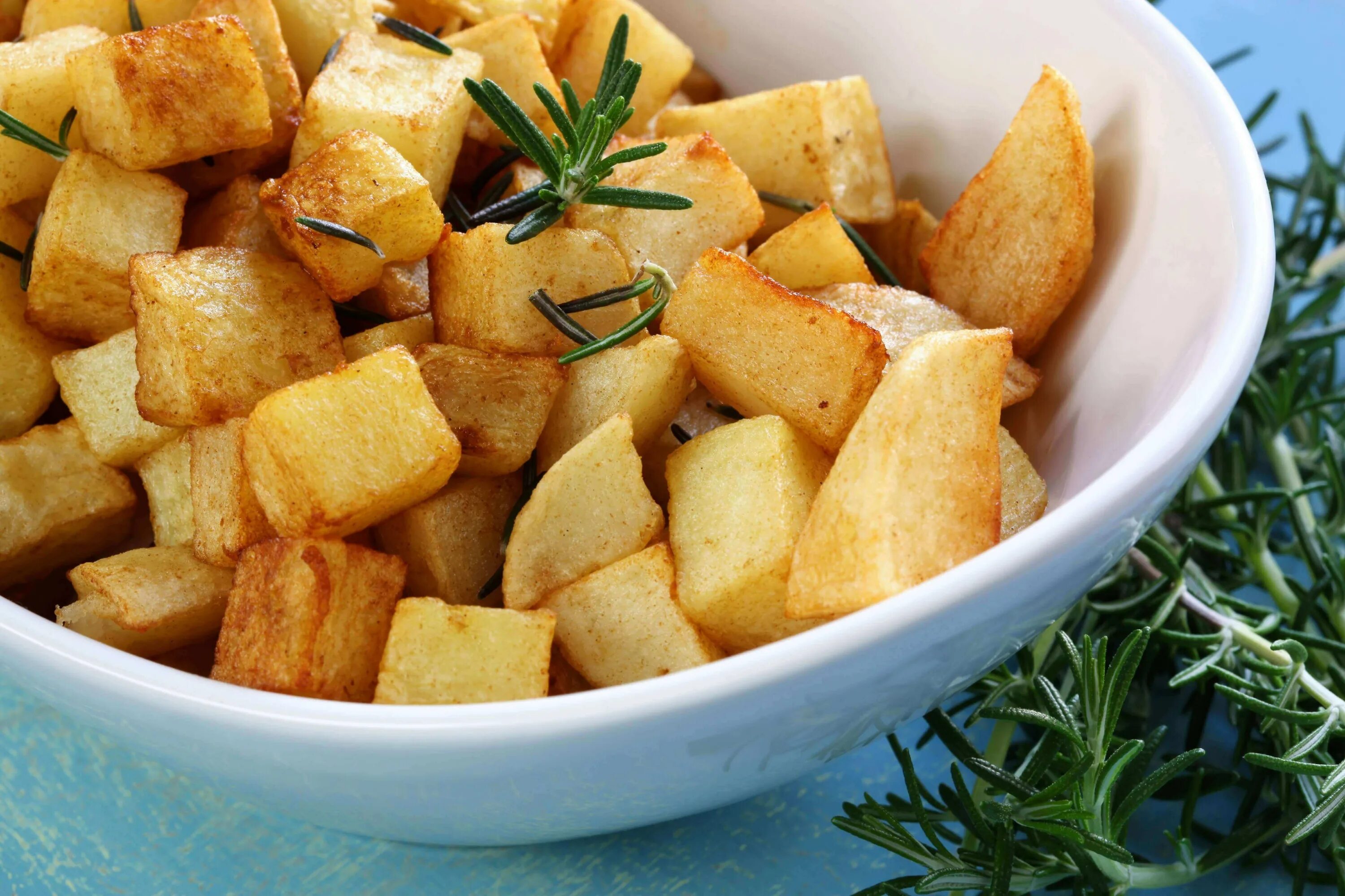 Можно ли жареную картошку в пост. Золотистая жареная картошка. Жареная картошка за 5 минут. Жареный картофель текстура. Можно жарить картошку на маргарине.