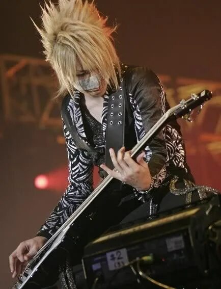 Басист рейта. The gazette басист. reita the gazette. рейта the gazette 2025. the gazette reita бас гитара.