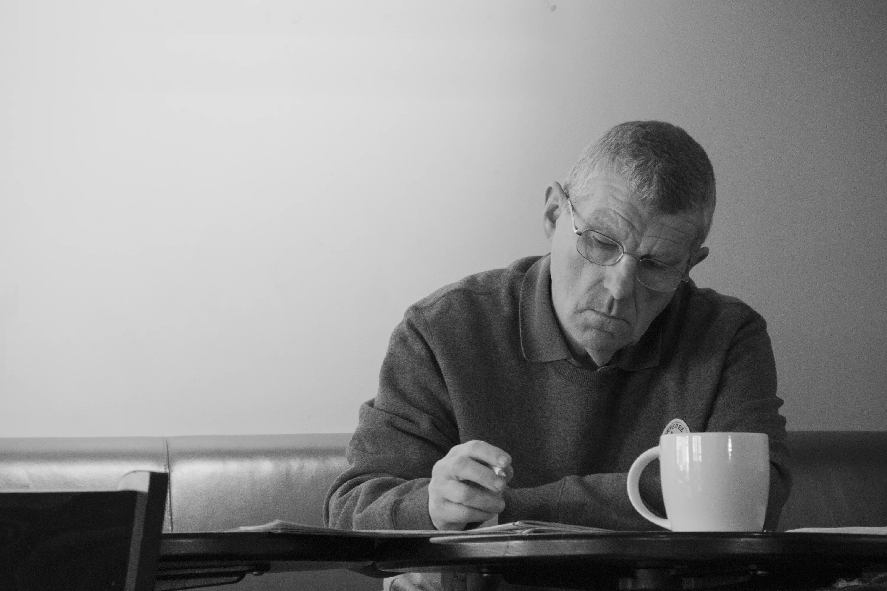 Кофе для Стариков. Фото пожилой мужчина за столом пишет. Old man drinking Coffee. Old man Coffee with a book. This man write