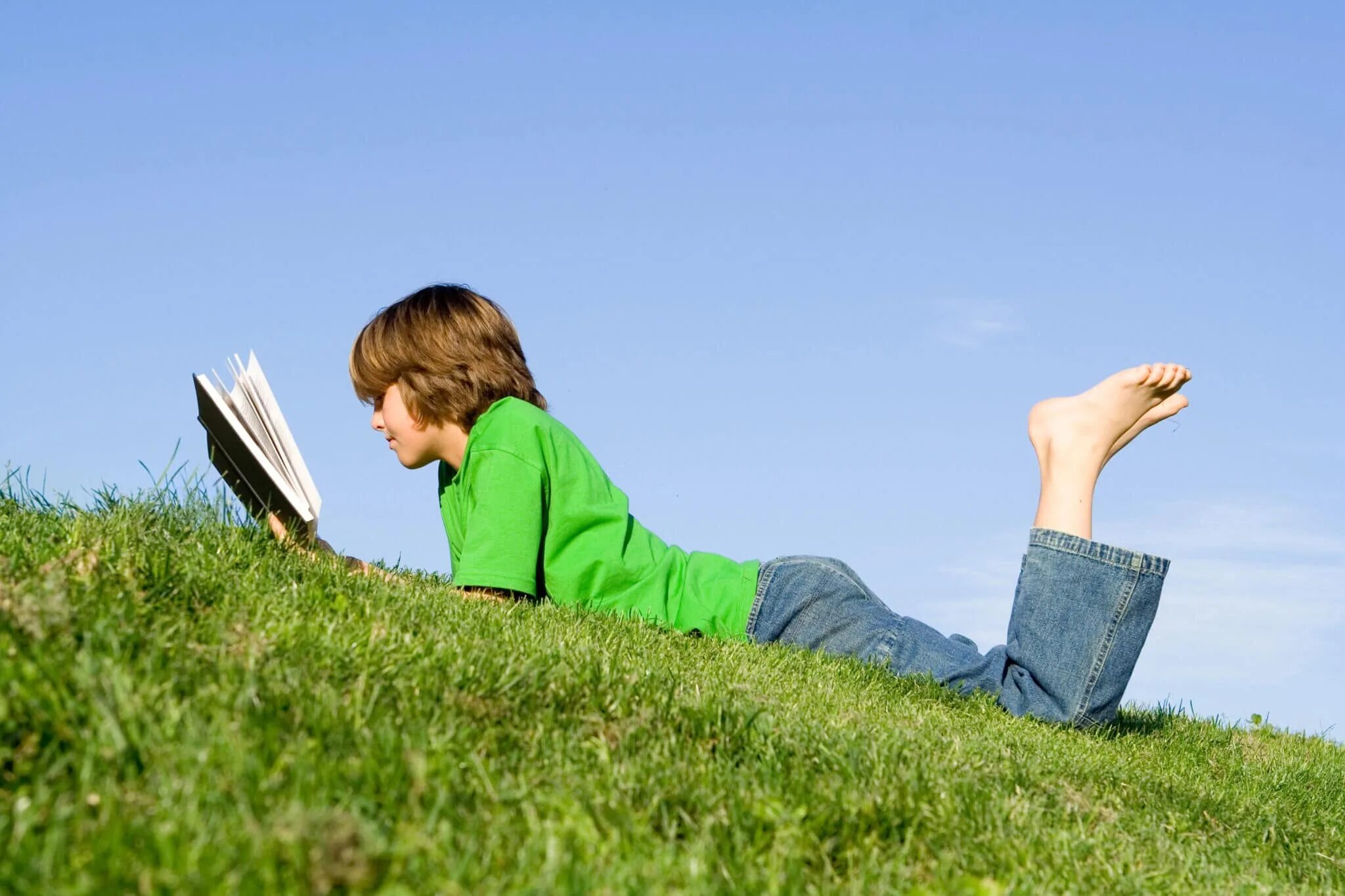 I read a book per month. Босая читает книгу. Читаем летом. Ребенок и чтение летом фото. Босоногий мальчик читает книгу.