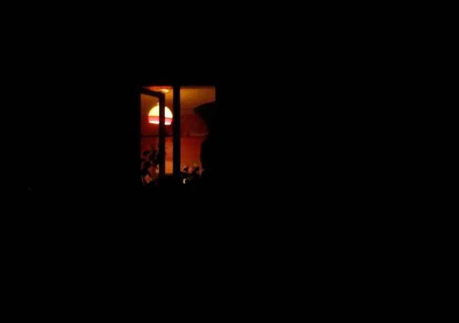 Света свет горит в окне. Ночные окна домов. свет в окне ночью. свет в окне. горящее окно ночью.