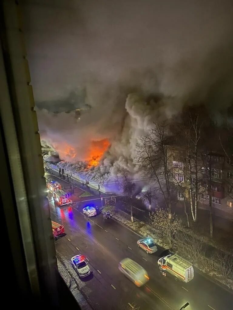 Клуб полигон пожар. Пожар в клубе полигон Кострома. Горящее здание. Пожар в кафе. Пожар фото.