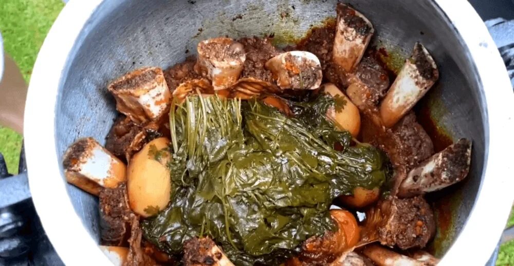 Ребрышки с овощами в афганском казане. Блюда в афганском казане. говяжьи ребра в афганском казане. ребрышки в афганском казане. блюда приготовленные на костре в афганском казани.