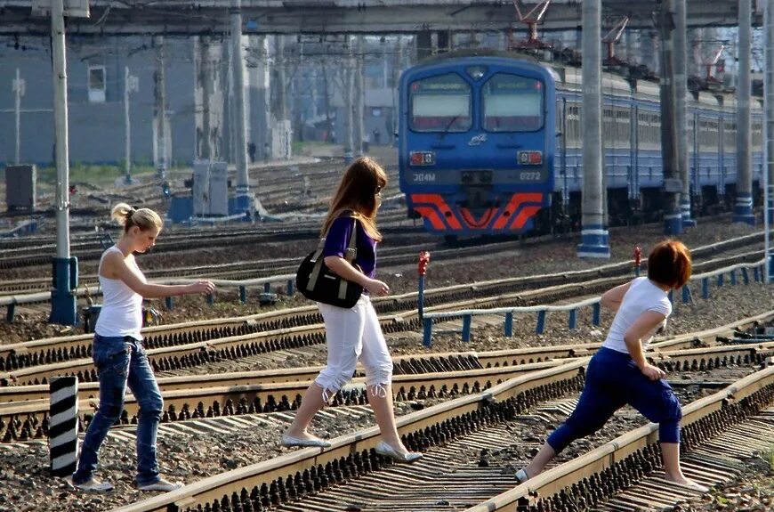 Грустная девушка на мосту. Приближаться броситься. Человек на железнодорожных путях. Приближаться броситься. Прыжок в пропасть.