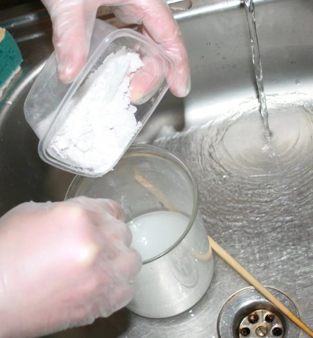 В жесткую воду добавили раствор мыла. Мыльный раствор. Мыльный раствор в стакане. Приготовление мыльного раствора. Приготовим раствор мыла.