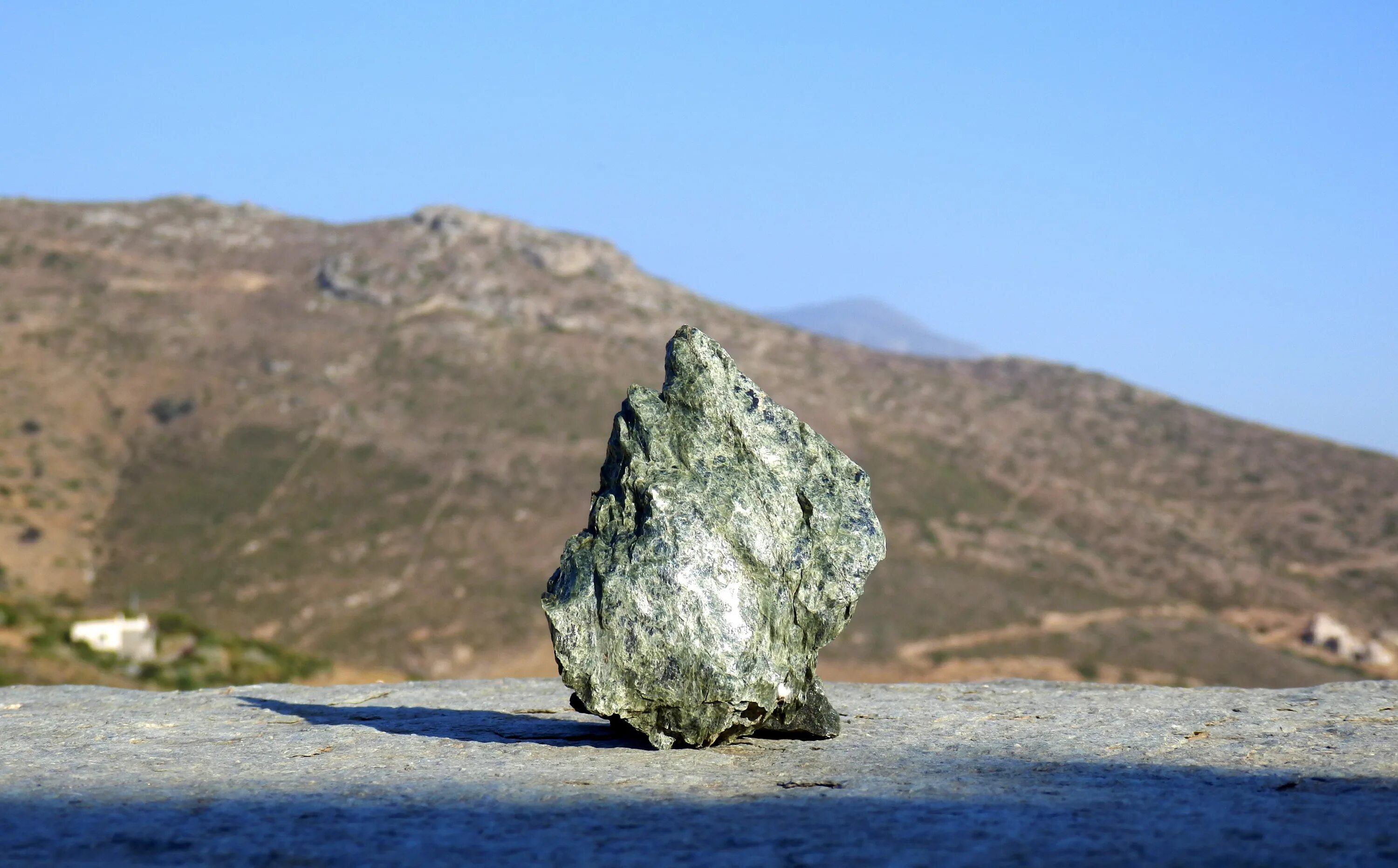 Стоун рок. Скала камушек Тарбагатай. Афьон Грин камень. Скалы и камни. Камень на скале.