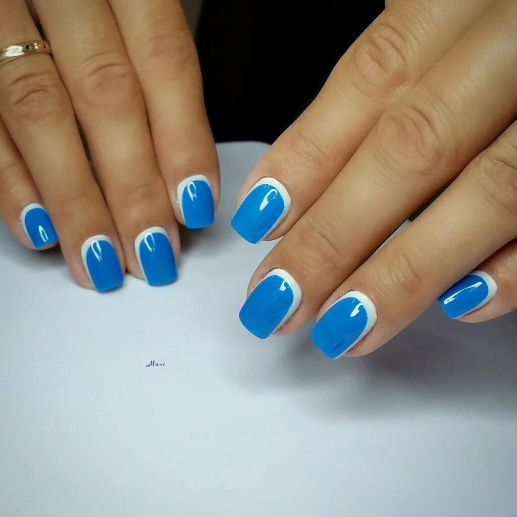 маникюр голубой френч. голубой маникюр. французский маникюр голубой. морской маникюр на короткие ногти. маникюр голубой френч.